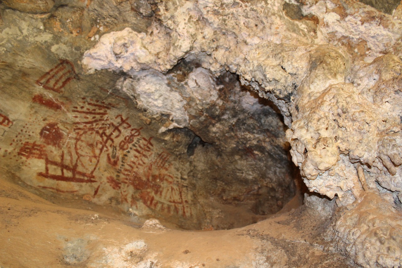 Pinturas rupestres em gruta na Toca da Onça